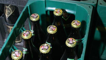 Symbolbild: Heiko Wolfraum
Einen Kasten Bier ließen Diebe in Schwandorf aus einer Garage mitgehen.