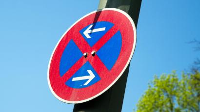 Symbolbild: Andrea Warnecke/dpa-tmn
Haltverbote gelten in Rosenberg teils schon ab Freitag für die Aufbauarbeiten vor der Kirwa.
