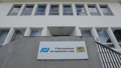 Bild: Wolfgang Steinbacher
Das neue IT-Servicezentrum der bayerischen Justiz in der Faberstraße Amberg hat mit 64 Mitarbeitern seine Arbeit aufgenommen.