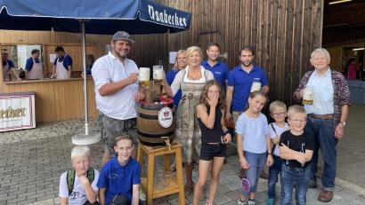 Bild: oe
Daniel Niebler (links) hat das Dorffest eröffnet.
Viele junge Helfer engagieren sich beim Viehberger Dorffest, das sich eines sehr großen Besucheransturms erfreut.