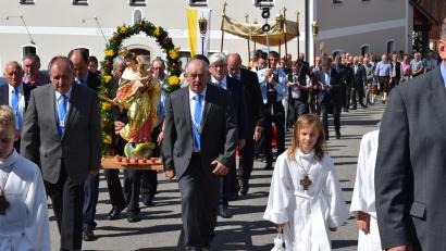 Bild: bnr
Bei den Prozessionen zum Skapulierfest tragen die Sodalen der Marianischen Männerkongregation die Statue der Gottesmutter.