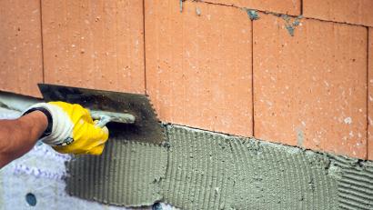 Bild: Lino Mirgeler/dpa
Auch im Bau- und Baunebengewerbe werden Mitarbeiter gesucht.