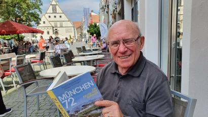 Bild: Maier
Georg Gruber bei der Lektüre eines Buches über 50 Jahre Olympische Spiele in München.