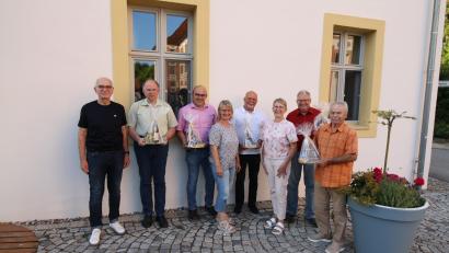 Bild: bjp
Mit der Kommunalwahl endete die Amtszeit der gemeindlichen Seniorenbeauftragten Bernhard Piegsa, Johannes Schmid, Gerhard Retzer, Udo Müller und Karl-Heinz Wächter (Zweiter, Dritter, Fünfter, Siebter und Achter von links). Ihnen dankte die GeHiH (Erster, Vierte und Sechste von links: Koordinatoren Joachim Sertl und Elisabeth Gottsche und die neue Orga-Team-Mitarbeiterin Cornelia Spitaler) in Speinshart.