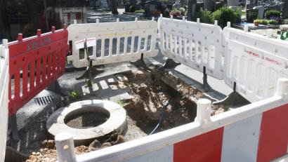 Bild: Gabi Schönberger
Dieser Brunnen auf dem Stadtfriedhof in Weiden ist seit mehreren Wochen eine Baustelle.