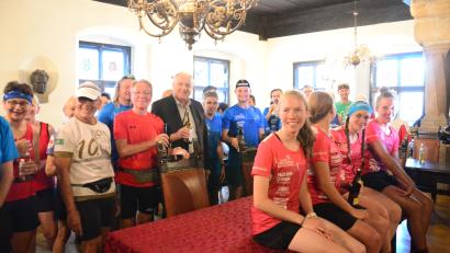 Bild: Kunz
Entspannt nach dem langem Lauf genießen die Sportler im Großen Sitzungssaal des Alten Rathauses kühle Getränke.