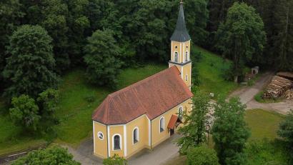 Bild: swo
Die Mausbergkirche: Aus der Vogelperspektive liegt sie ruhig da, ab Sonntag sind jedoch hoffentlich wieder zahlreiche Wallfahrer im Anmarsch.
