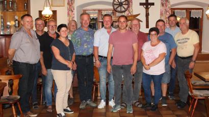 Bild: Matthias Niebauer/exb
Der Vorsitzende der Freien Wählergemeinschaft Thanstein, Wolfgang Niebauer (links), wurde wiedergewählt. Das Bild zeigt die neue Vorstandschaft.