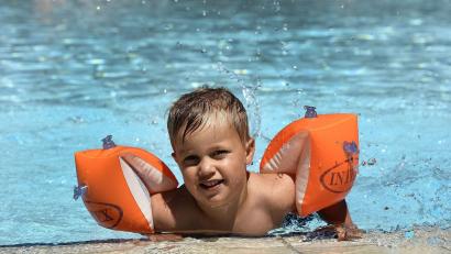 Symbolbild: Petra Hartl
Wie man den zurückliegenden Sommer betrachtet, hat mit vielen Faktoren zu tun. Kinder in Freibädern haben ihn sicher in guter Erinnerung.