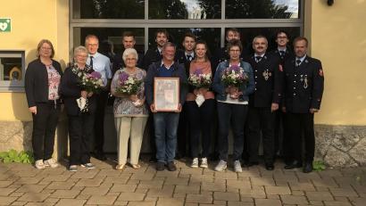 Bild: fpoz
Ehrungen bei der Feuerwehr: Im Bild (vorne, von links) Dritte Bürgermeisterin Gisela Kastner, Hilde Steinhauser, Gudrun Stobitzer, Arnold Köllner, Ramona Hasenfürter, Gerlinde Fachtan, Thomas Schimmel und Vorsitzender Markus Schultes. Hinten von links Kommandant Richard Wegmann, Philipp Schultes, Jonas Sticht, Raphael Schultes, Moritz Scharf und Gernot Schürhoff.