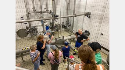 Bild: amö
Georg Zangl erklärt den Besuchern die Anlage im Keller des Hochbehälters.