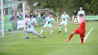 Bild: Andreas Brückmann
Viel zu tun gab es im Heimspiel der DJK Ammerthal für ihre Spieler. Vor allem Ammerthals Torwart Christopher Sommerer stand des Öfteren im Mittelpunkt.