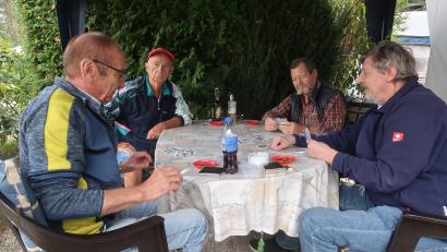 Bild: Kunz
Eine gemütliche Schafkopfrunde unter Campern geht immer. Selbst bei 35 Grad im Schatten.