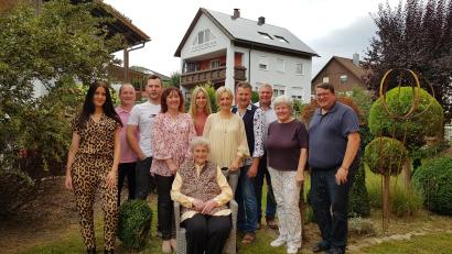 Bild: gi
Franziska Hanauer, eingerahmt von ihren Töchtern, feiert ihren 90. Geburtstag im Kreise ihrer Familie feiern. Dazu gratulieren auch Pfarrer Udo Klösel (rechts), dritter Bürgermeister Helmut Meindl (Dritter von rechts) und die Vorsitzende des Frauenbundes, Angela Striegl (Zweite von rechts).