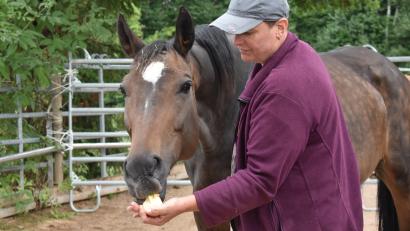 Bild: lue
Beatrix Dumler-Brandl mit ihrer Stute Cleo. Der Trakehner-Mix erlitt während des "After World"-Open-Airs in Immenreuth eine schwere Rückenverletzung.
