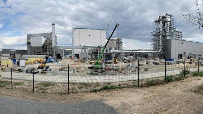 Bild: Gabi Schönberger
Das Dämmfaserplattenwerk der Ziegler Group nimmt eine Fläche von 28 Hektar im Gewerbegebiet Hütten-Nord bei Grafenwöhr ein. Seit dem 31. August läuft dort der Probebetrieb mit rund 130 Angestellten.