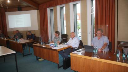 Bild: wro
In Wiesau wird es keine festen Stellen für Wahlplakate geben. Der entsprechende Antrag der Freien Wähler (rechts im Bild) wurde abgelehnt. Alfred Klarner (links) von der SPD betonte: „Alle sechs Jahre kann man das verkraften.“