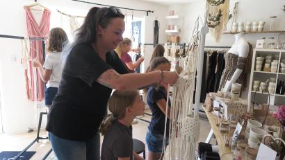 Bild: jzk
Ina Karger half den Mädchen beim Knüpfen eines Lebensbaums.