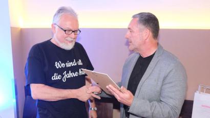 Bild: usc
50 Jahre und 16 Tage arbeitete Peter Dotzler (links) bei der Firma Hellbach. Nun wurde er von Inhaber Matthias Hahn (rechts) mit der Ehrenurkunde und der Goldenen Ehrennadel der Handwerkskammer verabschiedet.