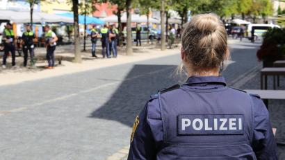 Bild: Sebastian Böhm
Großeinsatz der Polizei in der Weidener Innenstadt: Eine Frau soll drei Personen mit einem schwertähnlichen Gegenstand verletzt haben.