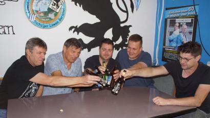 Bild: mmj
Vorsitzender Thomas Lampl (rechts) und seine Amtsvorgänger (von links) Hans Hafenrichter und Peter Lampl stoßen im Clubraum der Löwenfans auf die 60er an.