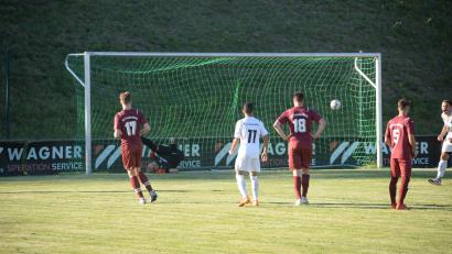 Bild: Andreas Brückmann
Mit 2:3 verlor der ASV Haselmühl gegen den SV Freudenberg am Freitagabend, obwohl der erste Treffer per Elfmeter gesessen hat. Daniel Ibler verwandelte ihn sicher zum 1:0.