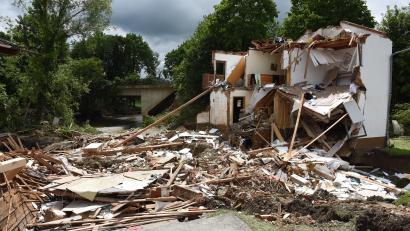 Symbolbild: Angelika Warmuth/dpa 
Ein Fall für die Elementarschadenversicherung: Ein halb weggerissenes Haus mit viel Schutt in Untertürken (Niederbayern) nach dem Hochwasser im Juni 2016.