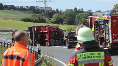 Bild: Wolfgang Steinbacher
Auf der Autobahnauffahrt Richtung Nürnberg bei Ursensollen ist ein mit Baugerüsten beladener LKW umgekippt.