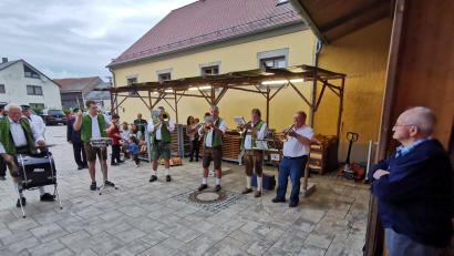 Bild: gz
Die Schlossberger überbrachten wie die Zoiglblosn und die Brauhaus-Kapelle musikalische Grüße.