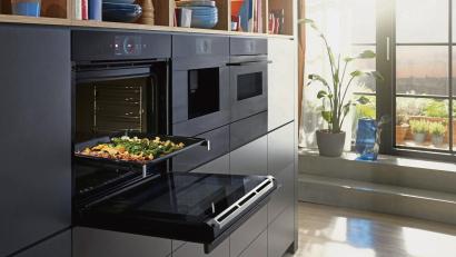 Bild: Robert Bosch Hausgeräte/Robert Bosch Hausgeräte /dpa
So sieht Technik aus, die in der Lage sein soll, ihr Wissen zu vergrößern und ihre Arbeit selbstständig zu verbessern: Ein Backofen der Serie 8 von Bosch.