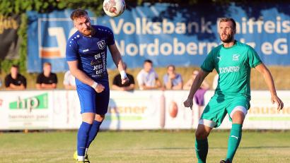 Bild: war
Bei den Etzenrichtern ist Bastian Strehl (links) gegen den TSV Detag Wernberg wieder an Bord. Dominik Forster (rechts) fehlt dem FC Weiden-Ost dagegen im Heimspiel gegen den Spitzenreiter SC Luhe-Wildenau.