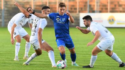 Bild: Büttner
Lange Zeit taten sich die Weidener und Kevin Grünauer (blauses Trikot) schwer gegen die Bamberger, doch am Ende jubelten sie über ein 2:2