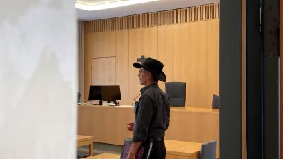 Bild: jut
Helmut Bauer, Weidens Querdenker Nr. 1 , nach dem Ende des Verfahrens im Sitzungssaal 110 im Amtsgericht Weiden.