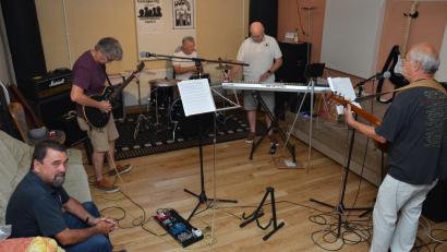 Bild: dob
Sie können es noch: 50 Jahre gingen ins Land, bis sich die alten Freunde aufrafften und wieder zu Gitarre und Schlagzeug griffen. Friedrich Janner (Gitarre), Günter Pschibl (Schlagzeug), Hans Gruber (Piano) und Manfred Jeschke (Gitarre und Gesang) waren früher die "Drifters" und später die "Birdies". Helmut Bäumler (links) kam zum Zuhören in den MiVoh-Probenraum.