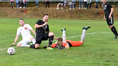 Archivbild: Gebert
Szene aus dem Derby zwischen dem ASV Waldsassen und dem TSV Konnersreuth (3:3) mit (von links) Maximilian Menzl (ASV), Stefan Bauer (TSV) und Torwart Jan Altrock (ASV). Am Sonntag gehen beide Teams auf Reisen: Die Klosterstädter gastieren beim SV Mitterteich II, die Konnersreuther beim TSV Waldershof.