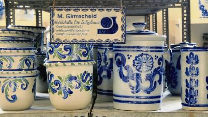 Bild: Bernd Meier/dpa
In den Ofen beigegebenes Kochsalz sorgt für die typische Optik der Tonwaren aus dem Kannenbäckerland.