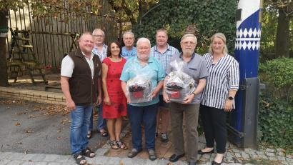 Bild: IG Bau/exb
Der Ortsverband der Industriegewerkschaft Bauen-Agrar-Umwelt verabschiedet zwei langjährige Mitglieder: (von links) Christian Leitermann (1. OV Vorsitzender), Erich Seebauer, Karin Körtl, Alois Luber, Richard Daxberger, Manfred Katens, Walter Zitzmann und Petra Katens (Branchensekretärin IG BAU).
