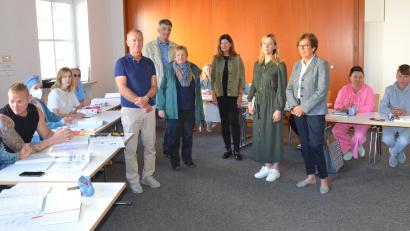 Bild: Kunz
Georg Kreiner und Servic-Club Inner Wheel spenden 6000 Euro für Deutschkurse.