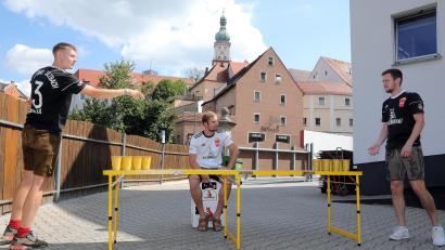 Bild: Wolfgang Steinbacher
Sulzbach und Bierpong - das gehört zusammen: Meinen zumindest die Organisatoren des Bierpongturniers Nico Dirschedl, David Martynec und Alex Pröll (von links). Hier bei einem Spiel im Fuchsbeck-Hof mit der St.-Marien-Kirche im Hintergrund.