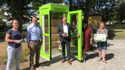 Bild: Landratsamt Wunsiedel/exb
Freude über die Büchertelefonzelle: Von links Kreisjugendpflegerin Svenja Faßbinder, Wirtschaftsförderer Thomas Hecht, Oberbürgermeister Oliver Weigel, Innenstadtkoordinatorin Teresa Grüner und Christine Lauterbach (Fichtelgebirge Innovativ).