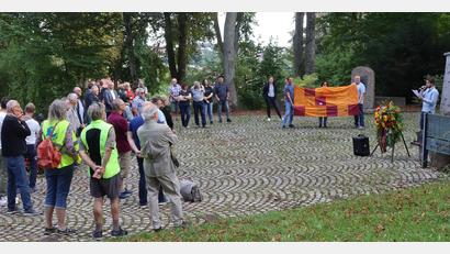 Bild: mfh
Rund 40 Teilnehmer waren zum Mahnmal am Friedhofsberg gekommen, um ein Statement für den Frieden abzugeben.