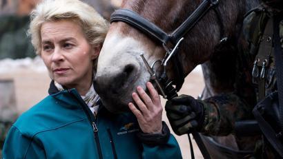Symbolbild: Sven Hoppe/dpa
Ursula von der Leyen gilt als erfahrene Reiterin. Schon von Kindesbeinen an hat sie mit Pferden zu tun.