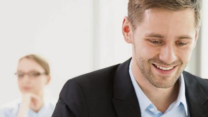 Symbolbild:  Christin Klose/dpa
Knowledge Hiding kann viele Ursachen haben: Manche haben schlicht Angst, ihren Expertenstatus zu verlieren, wenn sie ihr Wissen teilen.