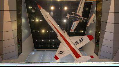 Bild: Jim Preston/Smithsonian Air and Space Museum/dpa
Im National Air and Space Museum in Washington hängen auch Flugzeuge von der Decke.