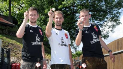 Bild: Wolfgang Steinbacher
Die Cheforganisatoren David Martynec, Nico Dirschedl und Alex Pröll sind heiß auf ihr Bierpong-Turnier. Hier trainieren sie im Fuchsbeck-Hof – mit Bierflaschen im Vordergrund. Beim Turnier selbst wird das im Spielbereich verboten sein.