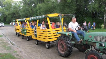 Bild: sei
Bis zum Start des Entenrennens machen die Kinder Spazierfahrten mit dem Manteler Bockl der von Herbert Steiner gesteuert wurde.
