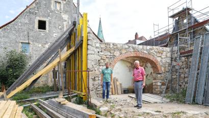 Bild: njn
Das Bürgerhaus in der Erbendorfer Bräugasse wird derzeit saniert. Technischer Angestellter Markus Meyer (links) und Bürgermeister Johannes Reger machen sich ein Bild von der Baustelle.