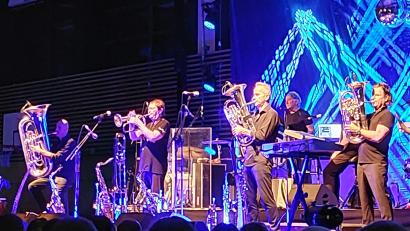 Bild: Wilhelm Amann
Haindling beim ersten Zelt- und Kultur-Festival in Schwandorf: Über 1000 Fans genossen den Auftritt von Hans-Jürgen Buchner (Zweiter von links) und seiner Band in der Oberpfalzhalle.