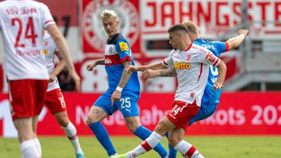 Bild: Ulrich Gamel/dpa
Marvin Schulz (Mitte) von Holstein Kiel und Blendi Idrizi (2.v.r) von Jahn Regensburg in Aktion.