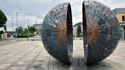 Bild: Stephan Huber
Die Amberger Zeitung hat vor vier Jahren eine Umfrage gestartet, wie denn der Multifunktionsplatz in Amberg benannt werden könnte. Eine überwältigende Mehrheit sprach sich für den "Klaus-Peter-Beer-Platz" aus.